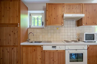 Cottage attorno alla piscina in una villetta