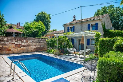 Casa vacanze convenzionale a Umago con piscin...
