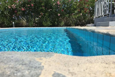 Villa con piscina e ombrellone a Kirianna