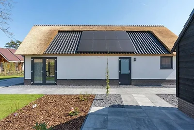 Bungalow con tetto di paglia e terrazza...