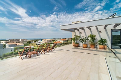 Luxuriöse Villa mit Pool und Seeblick