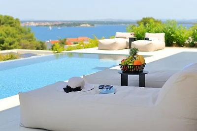 Villa in Tkon mit Schwimmbecken