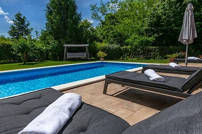 Villa in Santalezi mit Schwimmbecken