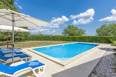Ferienhaus in Tinjan mit Schwimmbecken