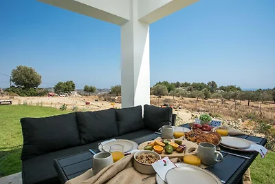 Villa op een heuvel nabij het strand van...