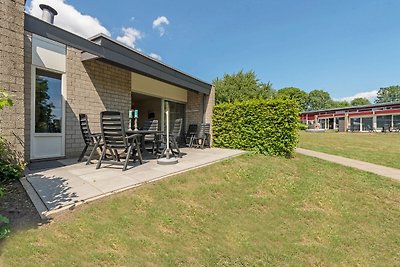 Verzorgde bungalow met tuin, 4 km. Valkenburg