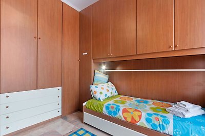Spacious Apartment in Lavagna near Sea and Ci...