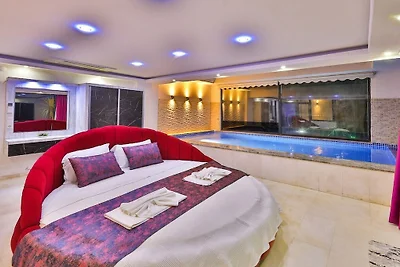 Villa in Kalkan mit Schwimmbecken