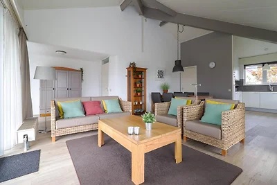 Eleganter Bungalow am Wasser mit Anlegestelle