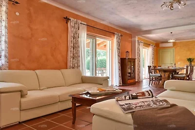 Villa in Nedescina mit Schwimmbecken