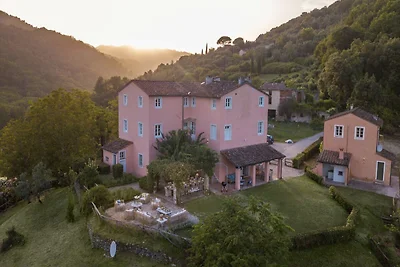 Villa di lusso con 10 camere da letto a Lucca