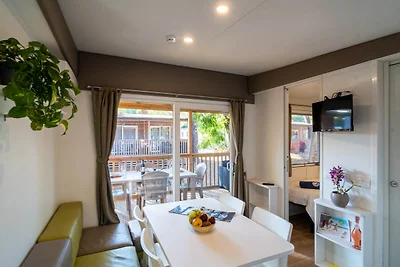 Mobilhome im Ferienpark mit grosser...