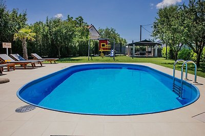 Grande casa con piscina, giardino recintato