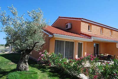 Buntes Ferienhaus mit Garten im mediterranen...