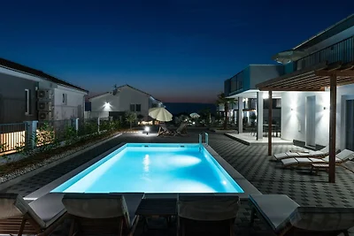 Modernes und geräumiges Haus mit Swimmingpool