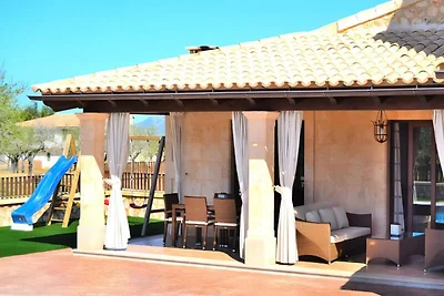 Villa in Buger mit Pool und Spielplatz