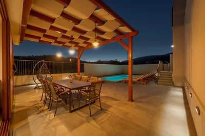 Moderne Ferienvilla mit privatem Pool
