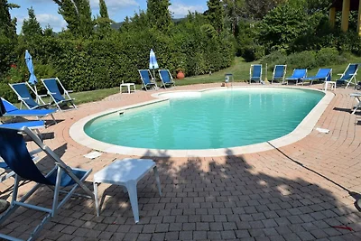 Spazioso Agriturismo con Piscina a Vinci in...