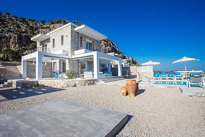 Villa in Kalythie mit Pool