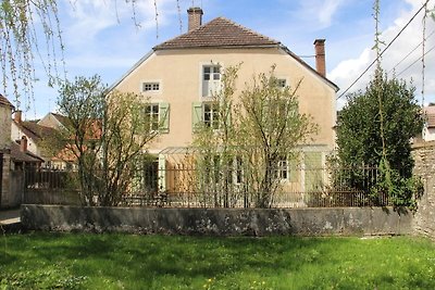 Groot landhuis met fijne tuin in de Bourgogne