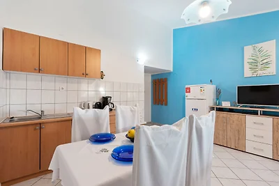 Modernes Ferienhaus in Jasenice mit Veranda