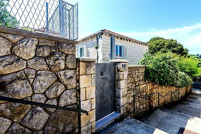 Rustykalna kamienna willa z basenem i ogrodem