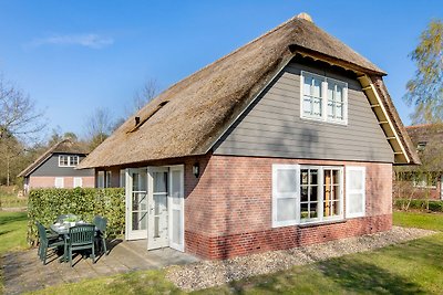 Rietgedekte villa met twee badkamers, op 2 km...