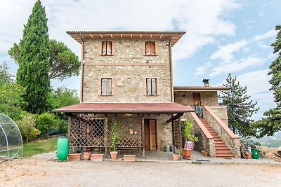Bequemes Ferienhaus in Montone mit Garten