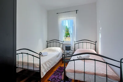 Apartment in Murter mit Swimmingpool