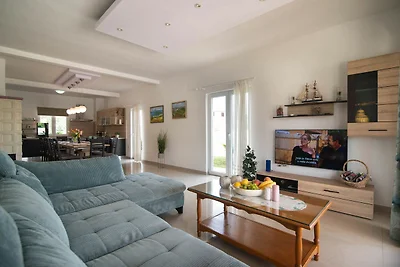 Große Villa mit Swimmingpool und umzäuntem...