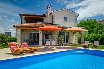 Villa in Novigrad mit Pool am Strand