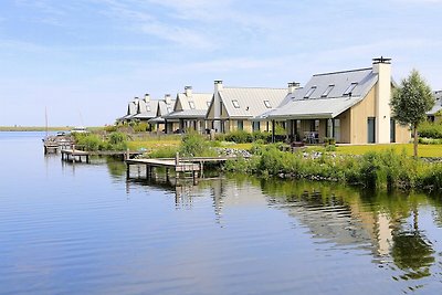 Moderne lodge aan het water in een nationaal...