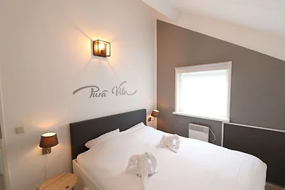 Twee vakantiehuizen tegenover elkaar