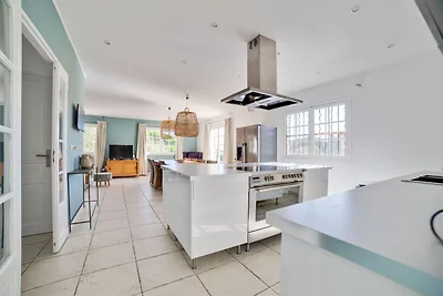 Moderne Villa mit Swimmingpool in...