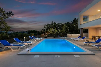Seaview Villa Deep Green with pool