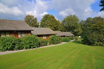 Gemütliches Ferienhaus mit Ofen in grüner...