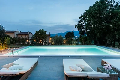 Geräumige Villa mit 6 Schlafzimmern und Pool