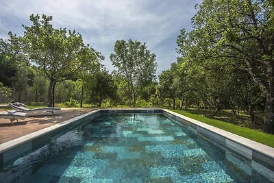 Bella villa con piscina e giardino recintato