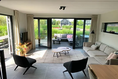 Villa in Balk met eigen aanlegsteiger