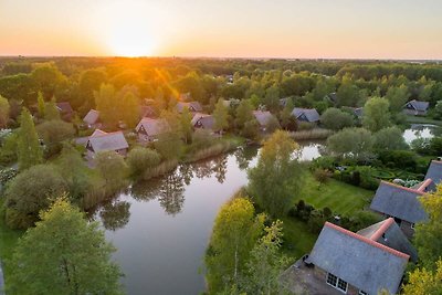 Strohgedeckte Villa mit Geschirrspüler in ein...