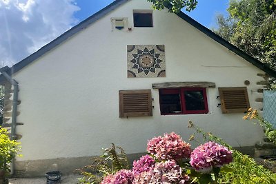 Haus mit gepflegtem, eingezäuntem Garten