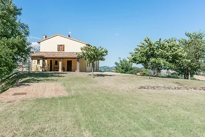 Elegante Casa Vacanze a Urbania con Giardino