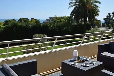 Meerblick in Golfe-Juan in der Nähe des Stran...