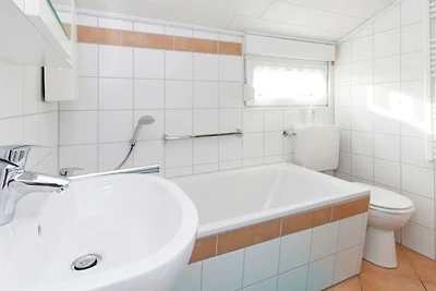 Ruhiger Bungalow am Hennesee mit Terrasse