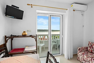 Apt met zeezicht in Rab, 500m van het strand