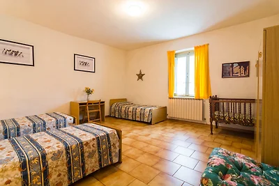 Agriturismo moderno a Bucine con piscina