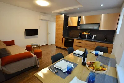 Warm and Welcoming Apartment with Balcony - T...