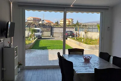Camera con cucina e giardino con vista...
