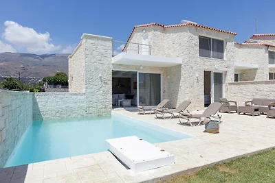 Villa recintata a Damnoni