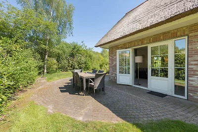 Strohgedeckte Villa mit Solarium, in einem...